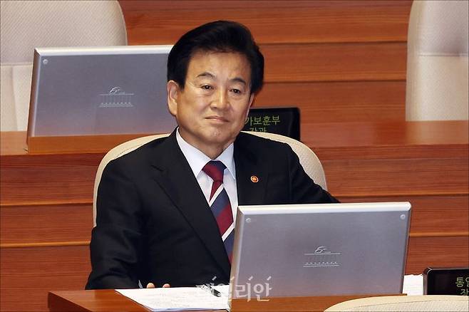 정동영 통일부 장관이 16일 오후 국회 본청에서 열린 국회 본회의에서 외교·통일·안보 분야 대정부질문 진행을 지켜보고 있다. ⓒ데일리안 홍금표 기자