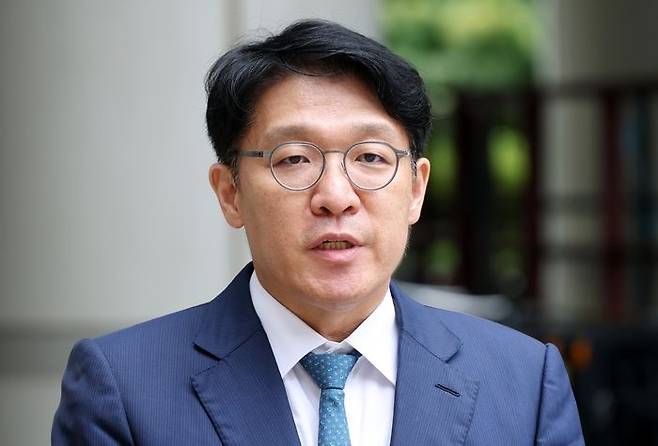 김건희 여사에게 고가의 그림을 건네고 공천을 청탁했다는 의혹을 받는김상민전 부장검사가 17일 서울 서초구 서울중앙지법에서 열린 구속 전 피의자 심문(영장실질심사)에 출석하면서 취재진 질문에 답하고 있다.ⓒ연합뉴스