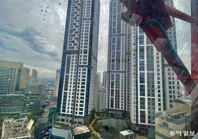 16일 대구 중구 동성로 스파크랜드 대관람차에서 바라본 대구 시내 전경. 최근 들어선 초고층 아파트로 인해 경치를 제대로 감상할 수 없는 상태가 됐다. 명민준 기자 mmj86@donga.com