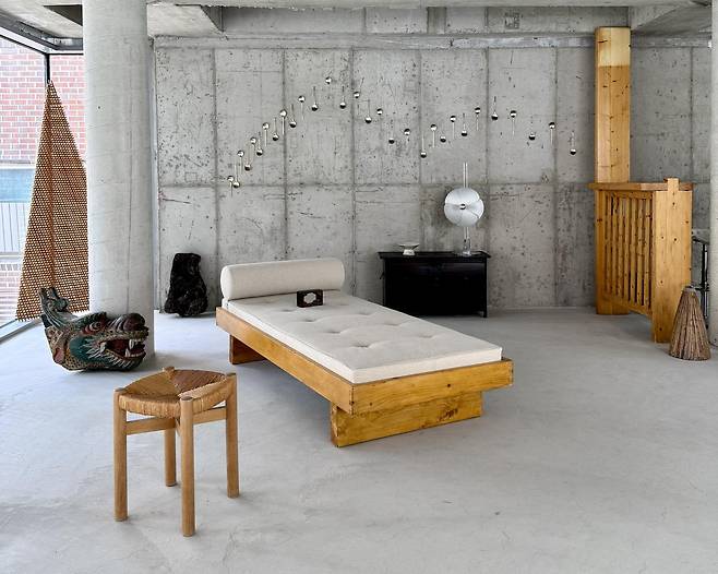 한국 고미술 갤러리 ‘고복희’와 프랑스 모던 디자인 가구 갤러리 ‘르모듈러’가 기획한 ‘형심(形心)’ 전시. 위쪽 사진에선 모던한 가구와 조선시대 현판, 전통 비옷인 도롱이 등이 어우러져 따뜻한 풍경을 만들어 냈다. 아래쪽 사진에선 프랑스 근대 여성 건축가 샤를로트 페리앙이 디자인한 침대를 중심으로 동서양과 시대를 넘나드는 물건들이 배치됐다. 고복희 제공