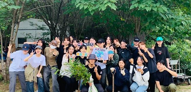 홈앤그리너 5기 참가 학생들이 기념 사진을 촬영하고 있다. 〈사진=홈앤쇼핑〉
