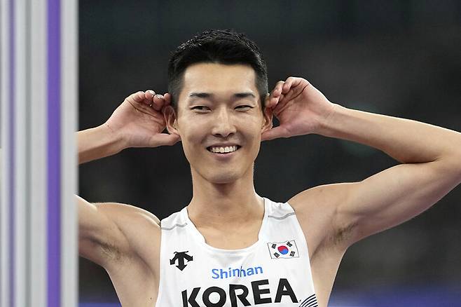 ‘스마일 점퍼’ 우상혁(용인시청)이 16일 일본 도쿄에서 열린 2025 세계육상선수권 높이뛰기 결선에서 2m34를 넘어 은메달을 차지했다. 도쿄/AP 연합뉴스