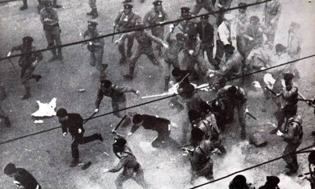 1964년 3월24일 대일굴욕외교 반대를 외치며 거리로 뛰쳐나온 학생들을 경찰이 최루탄과 진압봉으로 마구 때려 진압하고 있다. <합동연감> 자료