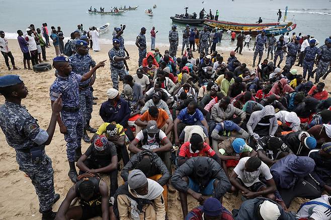 16일(현지시각) 세네갈 수도 다카르 우아캄 해변에서 세네갈 해군이 112명을 태운 선박을 가로막아 상륙시킨 뒤 배를 탔던 이주민들을 세고 있는 모습. 로이터 연합뉴스
