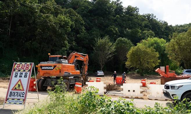 지난 5일 팔현습지 입구에 세륜시설 설치 공사를 하는 모습. 팔현습지를 지키는 예술행동 제공