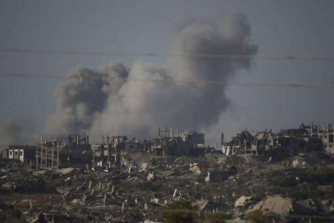 16일 팔레스타인 가자지구에서 폭격으로 무너진 건물에서 연기가 치솟고 있다. 전날 이스라엘군은 가자지구 최대 도시 가자시티에 맹폭을 가한 뒤 지상군 투입도 시작했다. 가자/AP 연합뉴스