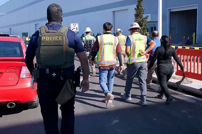 미국 이민 단속 당국이 지난 4일(현지시각) 조지아주 현대차그룹-엘지(LG)에너지솔루션의 합작 배터리 공장 건설 현장에서 벌인 불법체류·고용 단속 현장 영상을 누리집을 통해 공개했다. 미국 이민세관단속국(ICE) 누리집 영상 / 로이터 연합뉴스