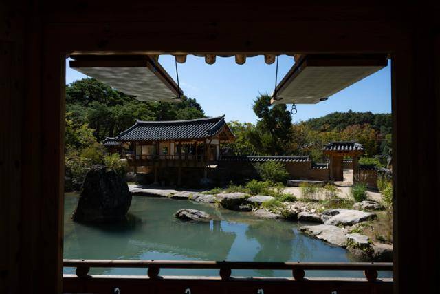 한국정원 '선비들의 풍류' 섬휘루에서 바라본 용반연과 영현당.
