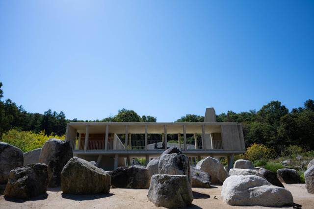 한국정원 '한국인의 정신' 선곡서원이 유생바위 뒤로 보인다.