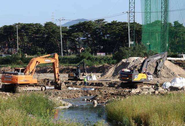 강원 강릉시가 10일 평창군 대관령면 도암댐 비상 방류를 한시 수용한다고 밝힌 가운데 강릉 남대천 일원에서 굴착기가 동원된 토목공사가 한창이다. 강릉=연합뉴스