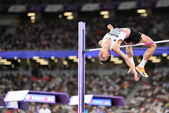 <yonhap photo-0308=""> (250916) -- TOKYO, Sept. 16, 2025 (Xinhua) -- Woo Sanghyeok of South Korea competes the men's high jump final at the 2025 World Athletics Championships in Tokyo, Japan, Sept. 16, 2025. (Xinhua/Song Yanhua)/2025-09-17 00:42:07/ <저작권자 ⓒ 1980-2025 ㈜연합뉴스. 무단 전재 재배포 금지, AI 학습 및 활용 금지></yonhap>