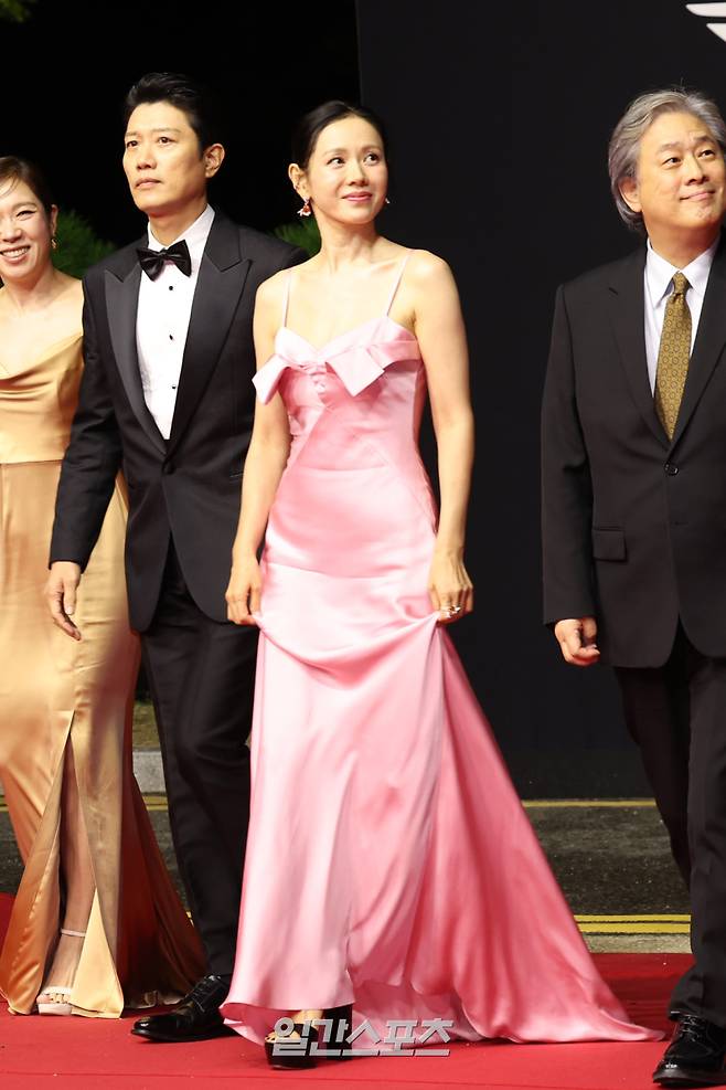 배우 손예진이 17일 오후 영화의전당에서 열린 제30회 부산국제영화제(BIFF) 개막식 레드카펫 행사에 참석하고 있다. 부산=서병수 기자 qudtn@edaily.co.kr /2025.09.17/