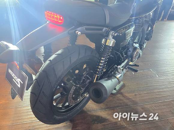 혼다 GB350S 머플러와 후륜 타이어 부분. [사진=김종성 기자]