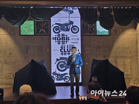 이지홍 혼다코리아 대표이사가 17일 서울 용산구 '카페 흙'에서 미들급 클래식 네이키드 모터사이클 'GB 시리즈'의 신모델 2종 'GB350'과 'GB350S'를 소개하고 있다. [사진=김종성 기자]