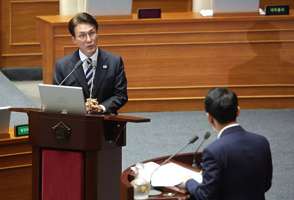 김민석 국무총리가 17일 경제분야 대정부 질문이 열린 국회 본회의장에서 국민의힘 김상훈 의원의 질의에 답변하고 있다. [사진=연합뉴스]