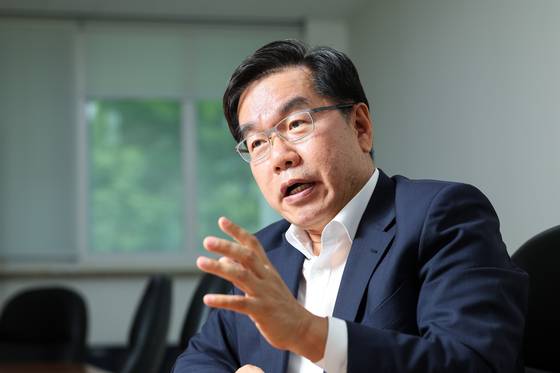 이종호 교수는 “국내 원전은 사고를 막는 것은 물론 사고가 났을 경우까지 고려하는 2단계 차단 시스템으로 설계돼 방사능 유출 우려에 높은 안전도를 자랑한다”며 “그럼에도 원전을 지속적으로 감시해 안전 100%를 실현하는 것이 중요하다”고 했다. 우상조 기자