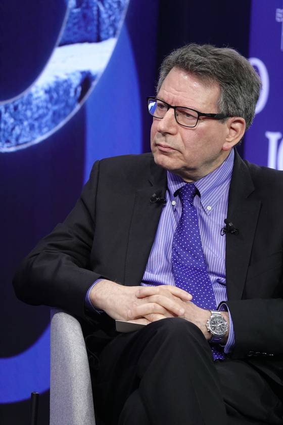 로버트 카플란이 지난 4월 10일 그리스 델파이에서 열린 델파이 경제 포럼에서 그리스 총리의 연설을 경청하고 있다. EPA=연합뉴스