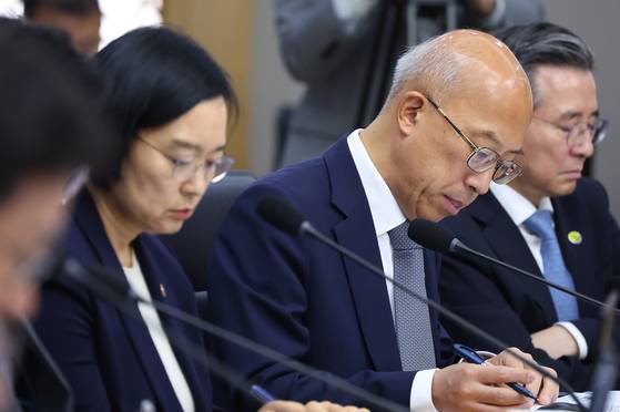 조원철 법제처장이 16일 정부세종청사에서 열린 국무회의에서 참석자 발언을 들으며 자료를 살펴보고 있다. 연합뉴스