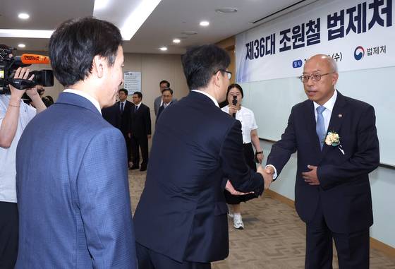 조원철 법제처장이 지난 7월 16일 정부세종청사 법제처 대회의실에서 열린 취임식에서 직원들과 인사하고 있다. 조 처장은 취임식에서 "행정법령의 과감한 정비는 새로운 성장 동력을 찾는 길 중 하나"라고 말했다. 연합뉴스