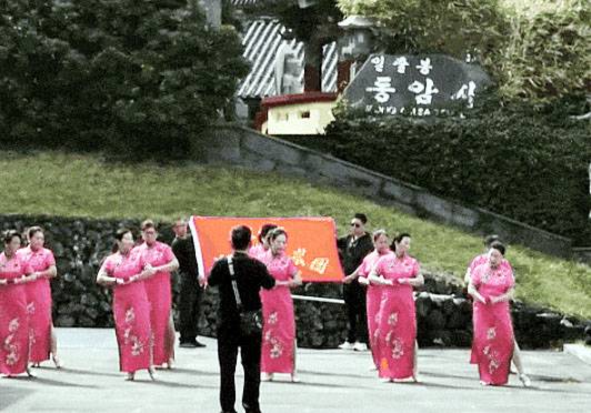 치파오 입은 여성들이 제주도 성산일출봉 앞에서 단체 춤을 추는 모습. 소셜미디어 캡처