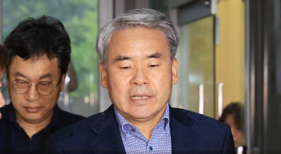 이종섭 전 국방부 장관이 17일 서울 서초구 순직해병 특검(이명현 특별검사) 사무실에서 열린 '호주 도피성 출국' 의혹 관련 참고인 조사에 출석하고 있다. 연합뉴스