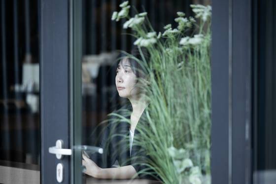 "조해진의 소설은 다르다. 그는 잘 안 보이는 자리야말로 세계의 중심일 수 있음을 정성스레 증명해낸다." 김소연 시인이 조해진 작가의 책에 쓴 추천사다. 그가 이번에 들여다 본 자리는 아픈 사람, 중년 여성, 활동가의 삶이다. 권혁재 사진전문기자