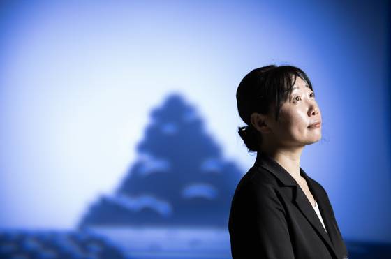 소설책 뒤엔 '소설가 조해진의 수요일'과 함께 그가 쓰는 책상의 사진이 담겨있다. "소설을 쓴 작가가 이 책을 어떤 습관을 갖고 썼는지를 밝히는 일기 형식의 공간이었다. 수요일 위주로 골랐지만, 그렇지 않은 날도 있다. 메탄올 중독 피해자인 이진희 님의 기일을 기억하고자 하루 정도는 금요일로 골랐다." 권혁재 사진전문기자