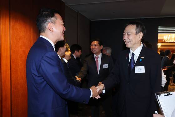 중앙일보 창간 60주년 기념식이 17일 오전 서울 소공동 롯데로텔에서 열렸다. 홍정도 부회장이 미즈시마 고이치 주한 일본대사와 인사하고 있다. 장진영 기자 / 20250917