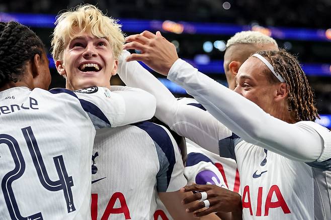 토트넘 미드필더 루카스 베리발(가운데)이 UEFA 챔피언스리그 비야레알과 경기에서 자책골을 유도한 뒤 기뻐하고 있다. [EPA=연합뉴스]