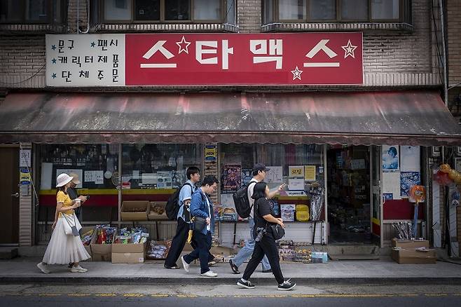 배다리 골목에 자리한 오래된 문구점 (사진 제공=윤성원)