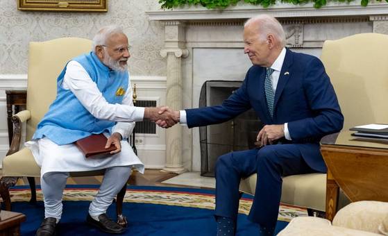 인도는 2023년 미국 정부와 협약을 맺고 램리서치의 세미버스를 활용해 10년간 반도체 엔지니어 6만명을 양성하기로 했다. 당시 모디 총리와 바이든 대통령이 파트너십을 맺은 후 악수를 하는 모습. 사진 주인도 미 대사관