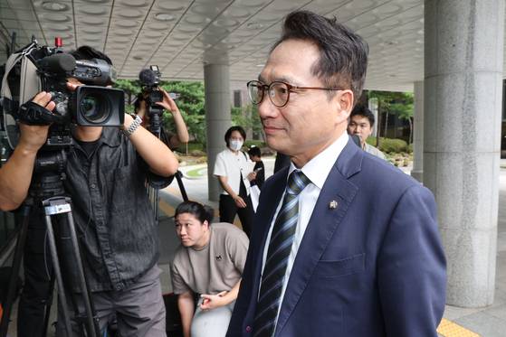 박선원 더불어민주당 의원이 지난 4일 오후 서울 서초동 서울고등검찰청에 마련된 내란 특별검사팀 사무실에 참고인 신분으로 출석하고 있다. 뉴스1