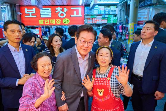 이재명 대통령이 17일 경기 성남시 수정구 태평동 현대시장을 방문해 상인들과 기념사진을 찍고 있다. 사진 대통령실