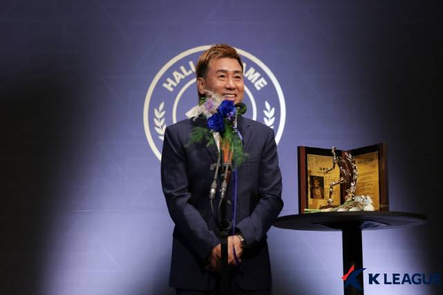 ▲ 김병지(사진 왼쪽) 강원FC 대표이사와 김주성 동아시아축구연맹 사무총장이 16일 서울 아산정책연구원에서 열린 제2회 K리그 명예의전당 헌액식에서 소감을 밝히고 있다.  한국프로축구연맹 제공