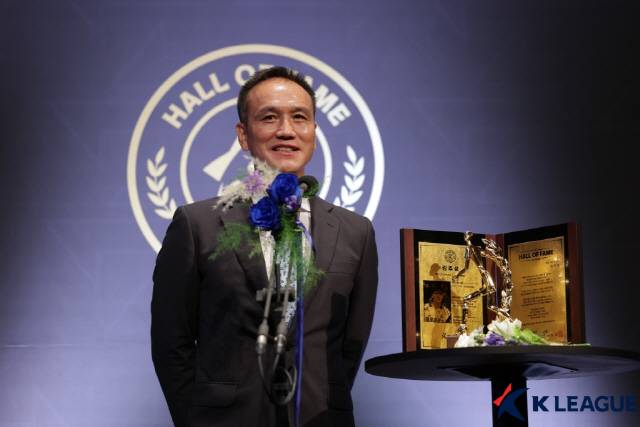 ▲ 김병지(사진 왼쪽) 강원FC 대표이사와 김주성 동아시아축구연맹 사무총장이 16일 서울 아산정책연구원에서 열린 제2회 K리그 명예의전당 헌액식에서 소감을 밝히고 있다.  한국프로축구연맹 제공