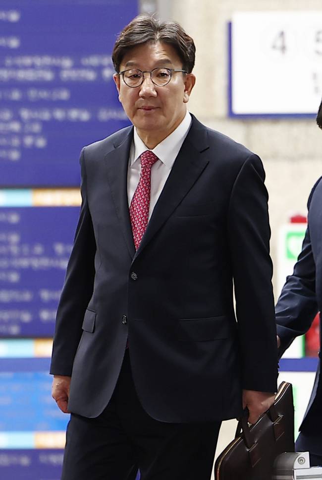 ▲ 윤석열 정부와 통일교 간 ‘정교 유착’의 발단으로 지목된 국민의힘 권성동 의원이 16일 서울 서초구 서울중앙지법에서 열린 구속 전 피의자 심문(영장실질심사)을 마친 뒤 대기 장소인 서울구치소로 향하고 있다. 연합뉴스