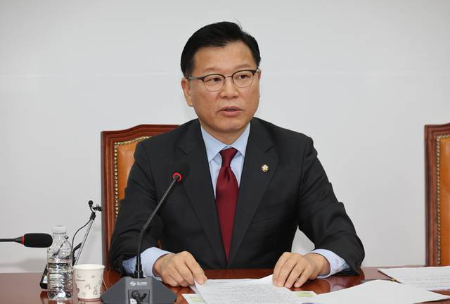 ▲ ▲ 지난달 서울 여의도 국회에서 국민의힘 이양수 사무총장이 대선 후보 선출 방식과 관련해 취재진 앞에서 발언하고 있는 모습. 연합뉴스