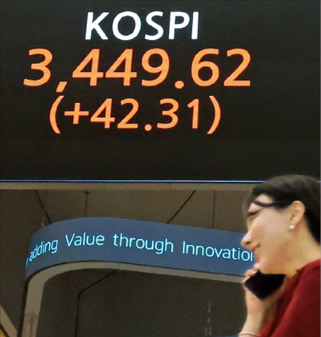 불붙은 한·미·일 증시 미국﻿의 금리 인하 기대 속에 견조한 인공지능(AI) 반도체 수요까지 확인되자  주요국 증시가 줄줄이 최고치를 경신하고 있다. 코스피지수는 16일 5거래일 연속 사상 최고 기록을 세웠다. 일본 닛케이225지수는 장중 45,000﻿을 처음 돌파했다. 미국 S&P500과 나스닥지수도 전날 최고치로 마감했다. 왼쪽부터 한국거래소, 뉴욕증권거래소, 도쿄 시내.  ▶관련기사 A18, 19면    최혁 기자/AFP연합뉴스/니혼게이자이신문