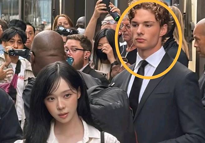 지난 10일 미국 뉴욕에서 열린 랄프로렌 패션쇼에 참가한 에스파 윈터와 함께 찍힌 경호원이 화제가 됐다. /사진=틱톡