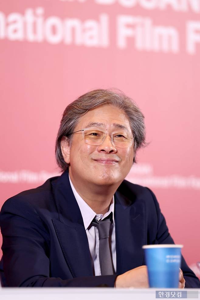 '제30회 부산국제영화제' 개막작 영화 '어쩔수가 없다'(감독 박찬욱, 제작 ㈜모호필름) 기자회견이 17일 부산 우동 영화의전당 중극장에서 열렸다. 기자회견에 참석한 박찬욱 감독이 미소를 짓고 있다. / 변성현 한경닷컴 기자 byun84@hankyung.com