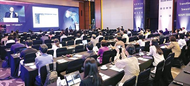 < “내년에 웃을 포트폴리오는” > ‘코리아 인베스트먼트 위크(KIW) 2025’ 셋째날인 17일 서울 여의도 콘래드호텔에서 티모시 모 골드만삭스 아시아·태평양 수석주식전략가가 ‘GS 아시아·태평양 포트폴리오 전략’에 대해 강연하고 있다. /김범준 기자