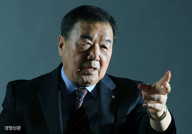 윤석열 전 대통령의 장모 최은순씨와 22년간 법정다툼을 벌이고 있는 정대택씨가 지난 12일 서울 정동 경향신문사에서 인터뷰하고 있다. 재심을 준비 중인 그는 검찰과 법원의 편파수사·재판으로 억울한 옥살이를 했다며 사법피해를 호소해왔다. 서성일 선임기자