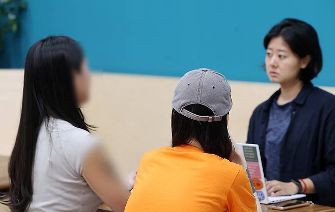 경찰의 위법 수사로 나체 촬영당해 손해배상 제기한 성매매 여성 A씨와 성노동자해방행동 주홍빛연대 차차 활동가가 5일 경향신문과 인터뷰 하고 있다.정지윤 선임기자