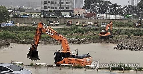 단비가 내린 17일 강원 강릉시 남대천에서 추석 명절 물 사용량 급증에 대비하기 위해 조성 중인 홍제 제2 임시취수장(하루 3만t) 공사가 한창 진행되고 있다. 연합뉴스