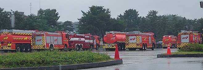 단비가 내린 17일 오전 강원 강릉시 강북 공설운동장에 소방차들이 집결해 있다. 소방당국과 강릉시는 이날 비가 내리자 안전사고를 우려해 소방차 등을 동원한 운반급수 활동을 중단했다. 강원도소방본부 제공