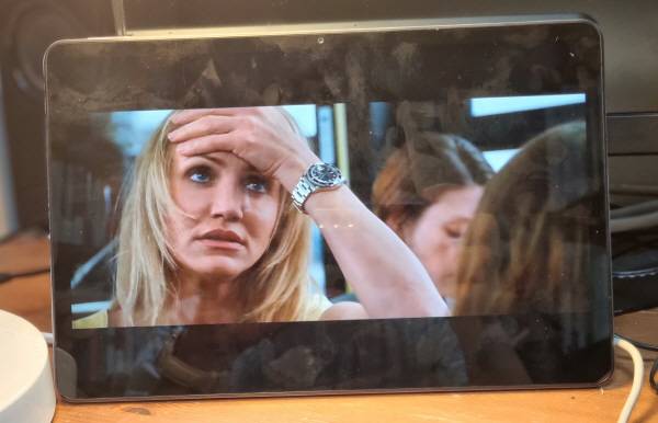 레드미 패드2로 OTT 콘텐츠 영화를 감상 중이다. 책상에 거치한 상태다. 정옥재 기자