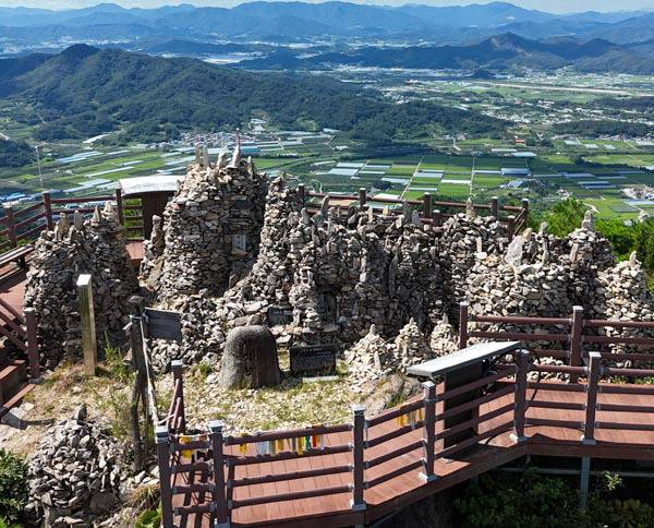 제석봉 정상이다. 한 주민이 허리디스크 치료를 하려고 4년 동안 산에 돌을 지고 올라 쌓은 돌탑.
