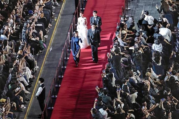 17일 부산 해운대구 영화의전당에서 열린 제30회 부산국제영화제(BIFF) 개막식에서 배우들이 레드카펫 위를 걸으며 관객에게 인사하고 있다. 오는 26일까지 열리는 제30회 BIFF에는 전 세계 64개국의 초청작 241편을 포함해 총 328편의 영화를 상영한다.  전민철 기자