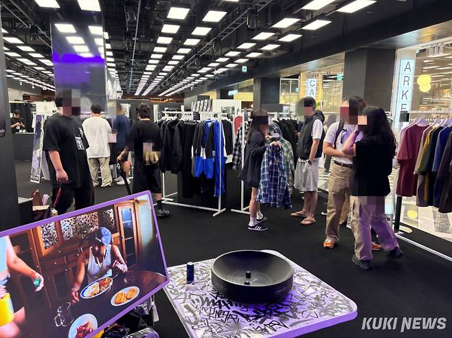 더현대서울 크리에이티브 그라운드 ‘샤카웨어’ 팝업스토어를 방문한 고객들이 상품을 구경하고 있다. 이다빈 기자