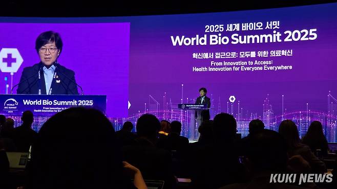 정은경 보건복지부 장관이 17일 서울 중구 서울신라호텔에서 열린 ‘2025 세계 바이오 서밋’에서 인사말을 하고 있다. 신대현 기자